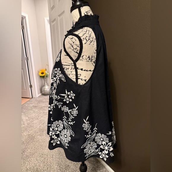 EUC Pilcro Tavi Floral Embroidered Top - Picture 5 of 5